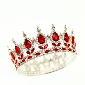 Détails de couronne de mariée avec cristaux rouges en goutte et monture en argent