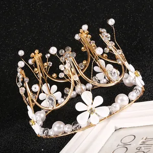 Corona decorativa para tartas en metal dorado con perlas blancas y flores de cristal