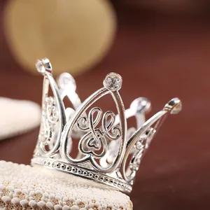 Vue macro d'un mini diadème argenté en forme de cœur avec strass blancs étincelants