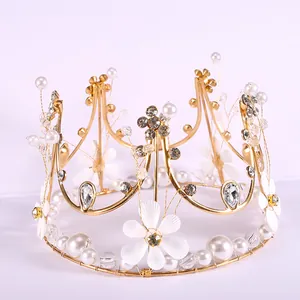 Elegante corona de metal dorado con perlas blancas y cristales florales para tartas