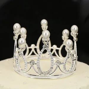 Mini couronne argentée élégante avec perles blanches et strass pour gâteaux ou cheveux