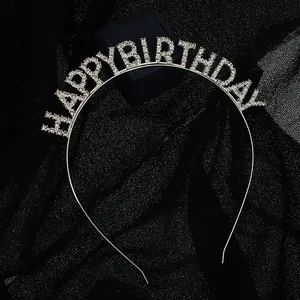 Gros plan du serre-tête cristal Happy Birthday argent sur fond texturé noir élégant