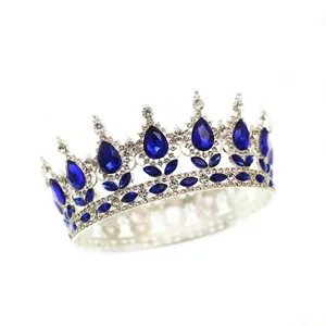 Détail d'une couronne de mariée argentée avec pierres bleues et strass blancs brillants