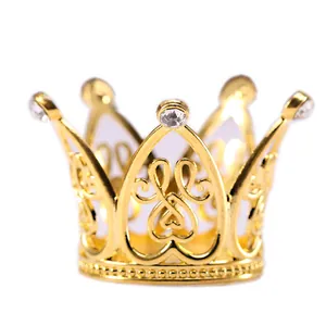 Macro d'une mini couronne dorée avec motif cœur ajouré et strass brillants incrustés