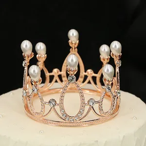 Décoration de gâteau couronne or rose avec perles blanches et strass brillants
