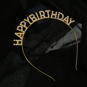 Gros plan du serre-tête doré Happy Birthday avec des strass brillants sur tulle