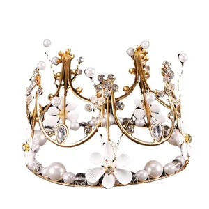 Corona dorada para tarta con flores blancas y perlas para decoración de fiestas