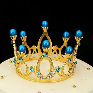 Détail de la couronne dorée ornée de sept grandes perles bleues et de strass brillants