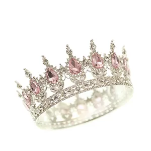 Détail des cristaux roses taille poire et du filigrane argenté sur la couronne