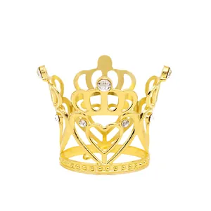 Goldene Kronen Torte Dekoration mit Strassherz Details für Feiern und Kinder
