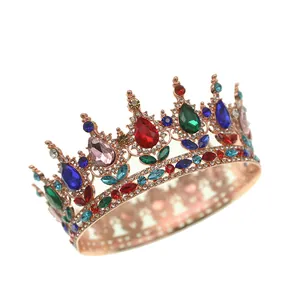 Détail de la couronne baroque avec cristaux multicolores et monture en or rose