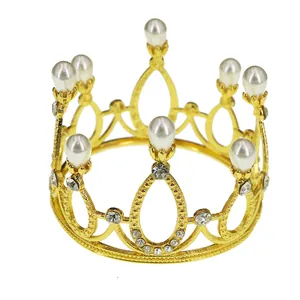 Couronne élégante en métal doré ornée de perles blanches et de strass étincelants