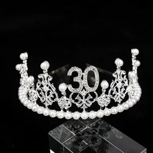 Dettaglio corona argento 30 anni con strass, motivi barocchi e perle bianche rotonde