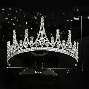 Elegante corona da sposa con cristalli argento, altezza 7 cm e larghezza 16 cm