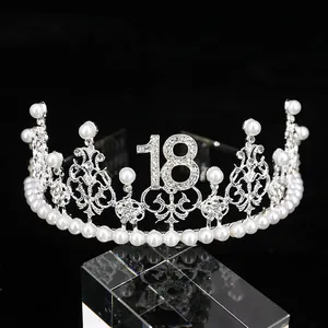 Dettaglio corona argento con numero 18 con strass incastonati e perle bianche