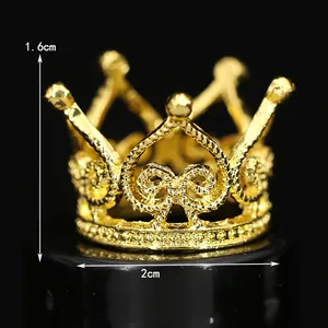 Miniatur Goldkrone mit hohlem Herzmuster für DIY Deko, Größe 1,6cm Höhe und 2cm Breite