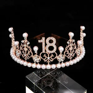 Corona per 18° compleanno in oro rosa con cristalli bianchi e perle su sfondo nero