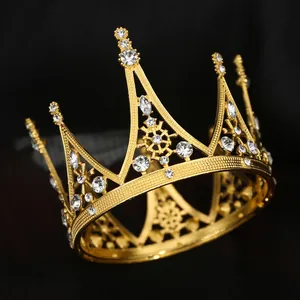 Gros plan macro du design évidé et des cristaux sur la couronne baroque dorée