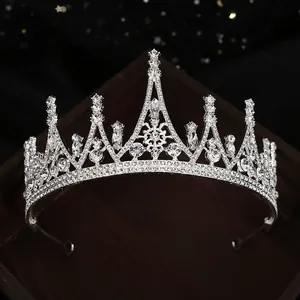 Dettaglio di una corona da sposa in argento con strass scintillanti e cristalli a goccia
