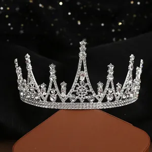 Elegante tiara da sposa con strass scintillanti e design floreale in cristallo per nozze