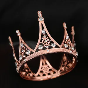 Vue détaillée d'une couronne baroque en or rose avec cristaux brillants et filigrane