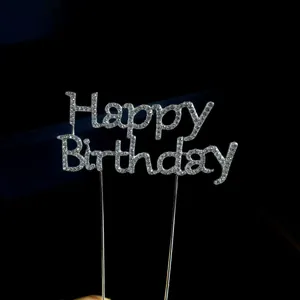 Dettaglio decorazione torta Happy Birthday in metallo argento con strass lucidi