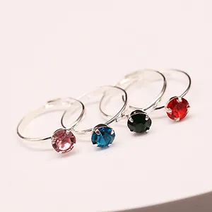 Set di quattro anelli regolabili placcati in argento con pietre preziose colorate