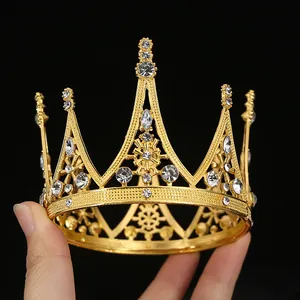 Vue détaillée du diadème baroque doré orné de strass en cristal sur fond noir élégant