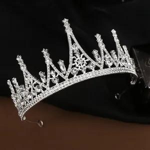 Elegante corona da sposa con cristalli argentati e design a fiocco di neve per nozze