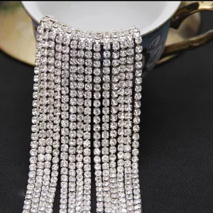 Dettaglio di catena di strass d'argento a più file drappeggiata per accessori fai-da-te