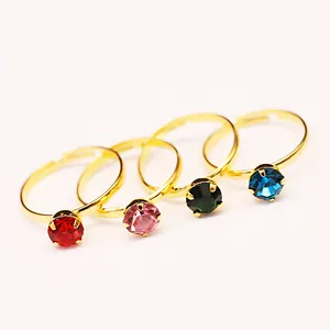 Set di quattro anelli regolabili placcati in oro con pietre di cristallo colorate