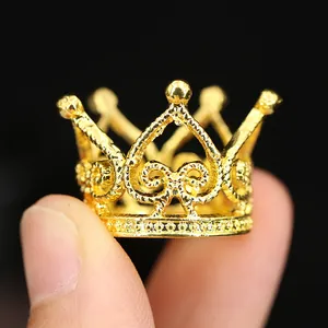 Makroaufnahme einer Mini Goldene Legierung Prinzessin Krone mit Herzmustern für DIY Deko