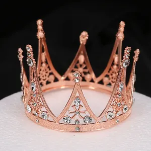 Gros plan d'une couronne baroque en or rose avec motifs ajourés et cristaux brillants