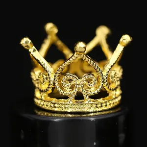 Detailansicht der Mini-Goldlegierung Prinzessin Krone mit feinen Hohlscrollmustern