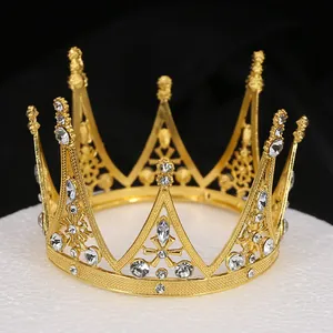 Détail d'une couronne baroque dorée sertie de strass blancs brillants sur fond noir
