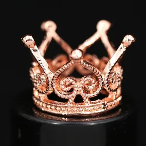 Nahaufnahme einer roségoldenen Mini-Krone mit Herzmuster und feiner Metallstruktur