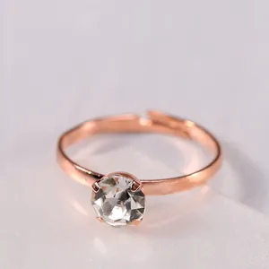 Macro di un anello solitario regolabile in oro rosa con cristallo rotondo taglio brillante
