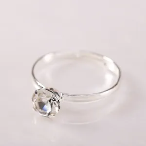 Dettaglio dell'anello da sposa placcato argento con diamante solitario rotondo incastonato