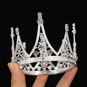 Couronne baroque élégante en argent avec strass brillants pour mariée ou accessoires