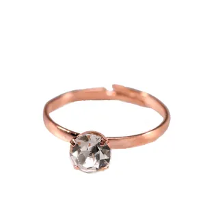Anello da sposa regolabile in oro rosa con uno scintillante zircone rotondo al centro
