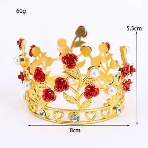 Corona elegante in metallo dorato con rose rosse, perle bianche e cristalli lucenti