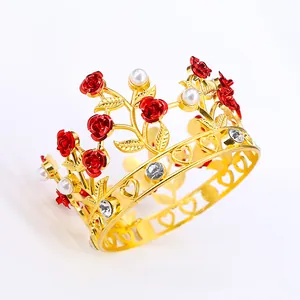 Dettaglio macro corona dorata con rose rosse, perle e base con cuori traforati