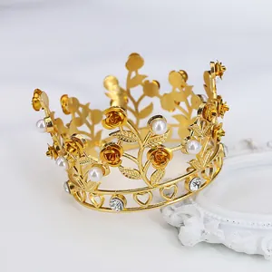 Dettaglio corona floreale dorata con perle, cristalli e base con intagli a cuore