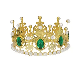 Eleganter Gold-Kronen-Tortenaufsatz mit grünen Edelsteinen und Perlen auf weißem Grund