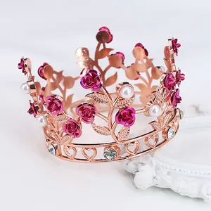 Elegante corona in oro rosa con rose viola, perle e strass su sfondo bianco e cornice