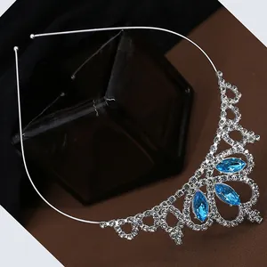 Détail d'un diadème argenté avec cristaux bleus marquise et strass brillants scintillants