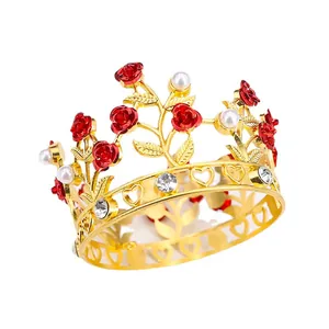 Corona da sposa dorata con rose rosse, perle bianche e strass su sfondo bianco