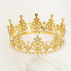Golden bridal crown with elegant filigree patterns and lustrous white pearls for cakes
