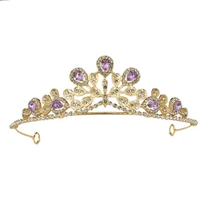 Detailopname van paarse edelstenen en witte strassteentjes op een gouden tiara