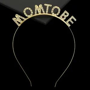 Dettaglio della tiara dorata MOM TO BE con strass scintillanti per baby shower